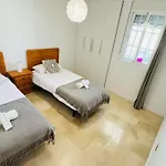 Montemayor 2br Pool And Garage شقة
